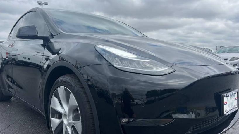 TESLA MODEL Y 2021 5YJYGDEE8MF246070 image